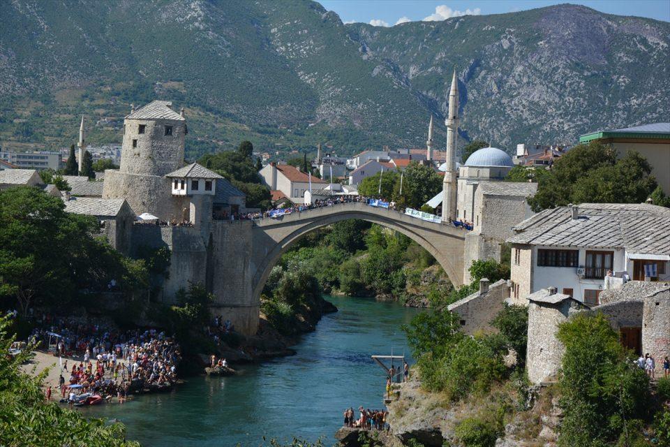 <p>Mimar Sinan'ın talebesi Mimar Hayrettin tarafından 1566'da inşa edilen tarihi Mostar Köprüsü'nde düzenlenen atlama yarışlarına katılan 41 sporcu, 28 metre yükseklikten kendilerini zümrüt rengiyle bilinen Neretva Nehri'nin soğuk sularına bıraktı.</p>

<p> </p>
