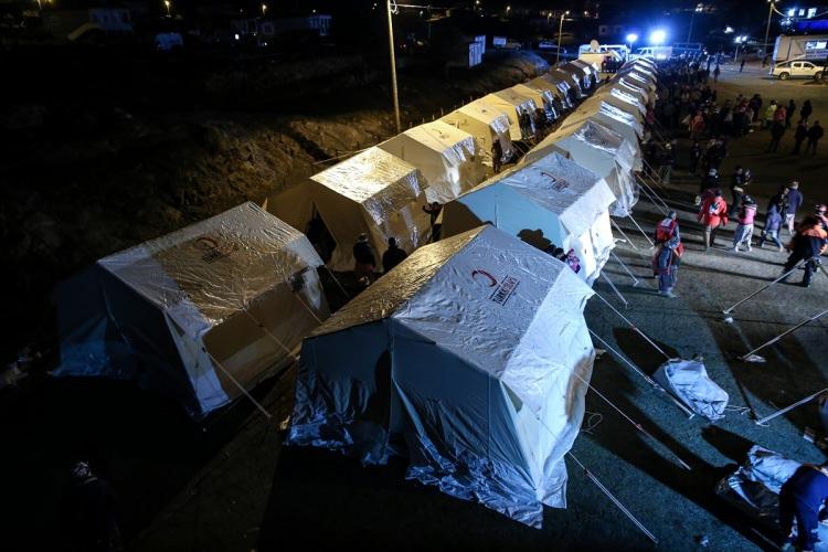 <p>Çanakkale'nin Ayvacık ilçesinde meydana gelen depremlerin ardından depremzedeler, çadırlara yerleşebilmek için adeta birbirleriyle yarıştı.</p>

