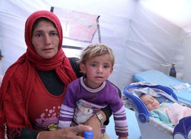 <p>Terör örgütü IŞİD'in saldırılarından kaçan Suriyeli Kürtler,  Suruç ilçesindeki sınır hattında kayıt işlemleri tamamlandıktan sonra ülkeye giriş yapıyor. </p>
