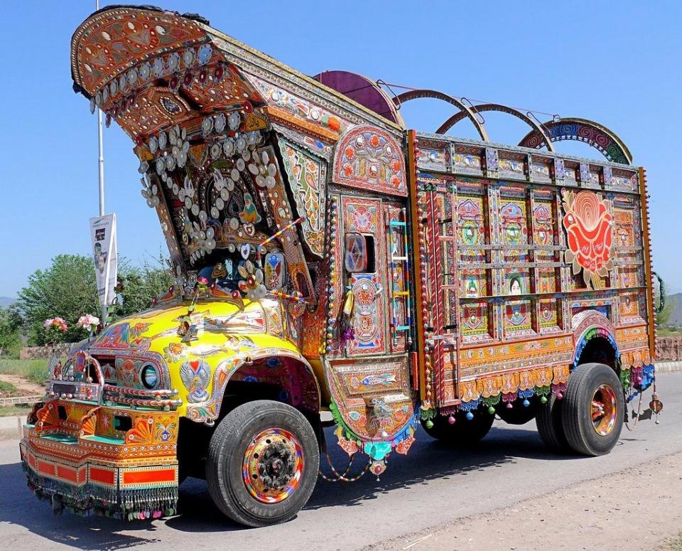 <p>Pakistan yollarındaki rengârenk kamyonlar dünya çapında bir üne sahip.</p>

<p> </p>
