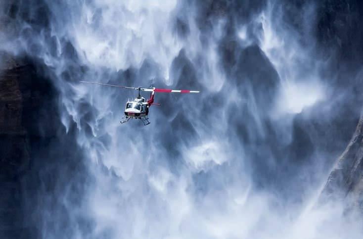 <p>Yosemite Şelalesi dolaylarında bir helikopter</p>
