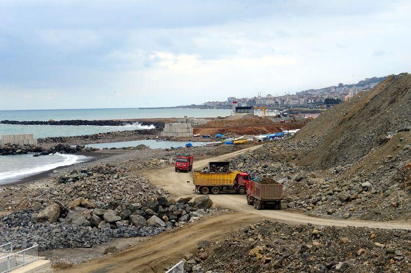 <p>Sadece dolgu işlemi 30 milyon liraya mal olacak projede 3 aşamalı olarak dolgu işlemi yapılacak. Birinci bölümde 138 bin 344 metrekare, ikinci bölümde 494 bin 231 metrekare, üçüncü bölümde ise 129 bin 544 metrekare alanda dolgu yapılacak. Proje kapsamında ilk bölümdeki dolgu işlemi sürüyor. Projenin dolgu işlemlerinin 2017'de tamamlanması öngörülüyor.</p>
<p> </p>