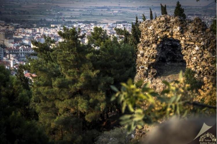 <p>Manisa<br />
<br />
Nüfusu: 1 396 945  <br />
Toplam otomobil sayısı: 207 770<br />
​Kaç kişiye bir otomobil düşüyor: 6,7</p>
