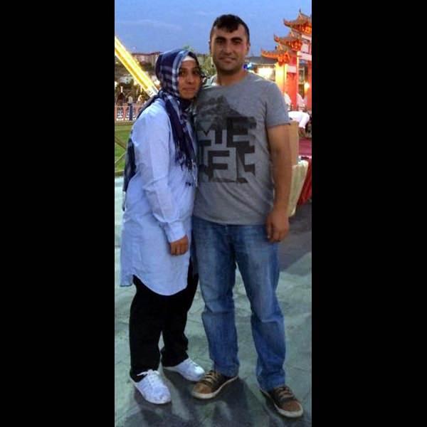 <p> Şehidin eşi Zeliha Kökkaya, tek çocukları 3 yaşındaki Elif’i bağrına basarak, Suriye topraklarında şehit düşen piyade uzman çavuş kocasının cenazesinin, Kahramanmaraş’ın Göksun İlçesi yerine Kayseri’de defnedilmesini istedi.</p>