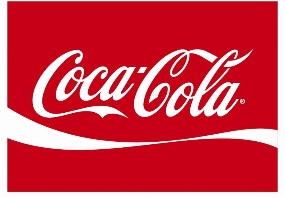 <p><strong>Coca Cola</strong></p>
<p>İçecek firması Coca Cola ismini karışımını tatlandıran ‘Coca’ yaprakları ve ‘kola’ fıstığından alıyor. Kurucusu John S. Pemberton logonun daha iyi gözükmesi için kola ismindeki k’yi c’ye çevirince şirketin ismi bugünkü halini aldı.</p>