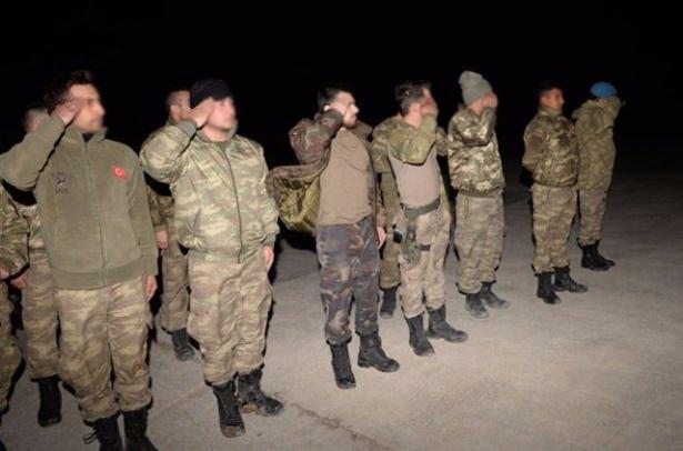 <p>Haberin ardından şehidin evine Türk bayrakları asıldı. Evin önünde 112 Acil Servis ekipleri hazır bulunduruluyor. </p>

<p> </p>
