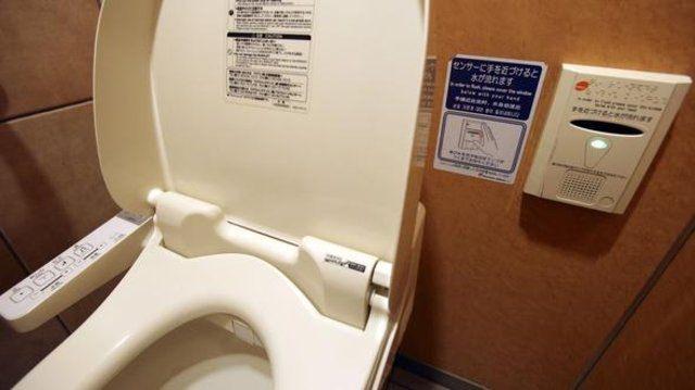 <p>Bir Japon firmanın geliştirdiği uygulama, telefonlara yüklendiği anda etrafınızda boşta olan tuvalet olduğunda size haber veriyor. Böylece gittiğiniz herhangi bir yerde tuvalet dolu mu boş mu tahminlerini yürütmeye gerek kalmıyor!</p>

<p> </p>
