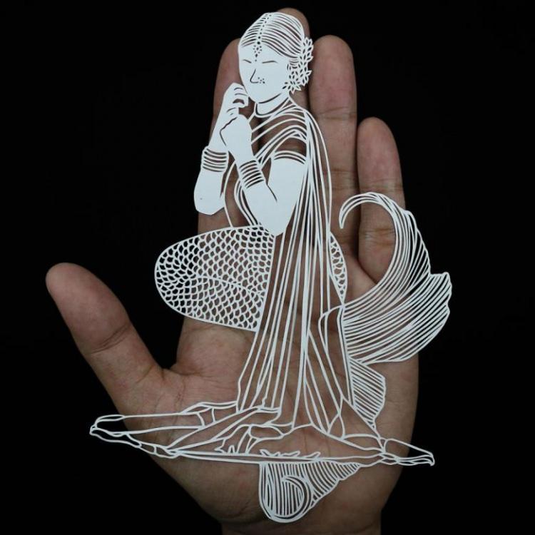 <p>Bir sanatçı, Hintli kadınların mücadelelerin, özgürlüklerini, masumiyetlerini ve sessizliklerini derinden anlatmayı hedefleyere kağıttan özel tasarımlar yapmış. </p>

