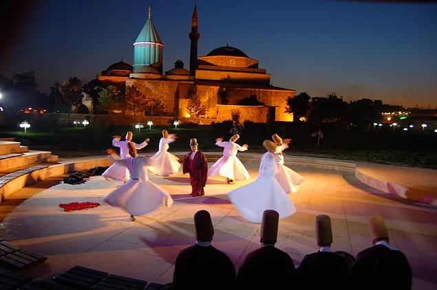 <p><strong>Konya’da Mevlana’nın izini sürün</strong><br />
<br />
Mevlana Müzesi, Konya'da bulunan, eskiden Mevlâna'nın dergâhı olan yapı kompleksinde 1926 yılından beri faaliyet gösteren müzedir. Konya'ya uğramadan olmaz. Konya'ya uğrayıp, Mevlana'ya uğramamak hiç olmaz...</p>

<p> </p>
