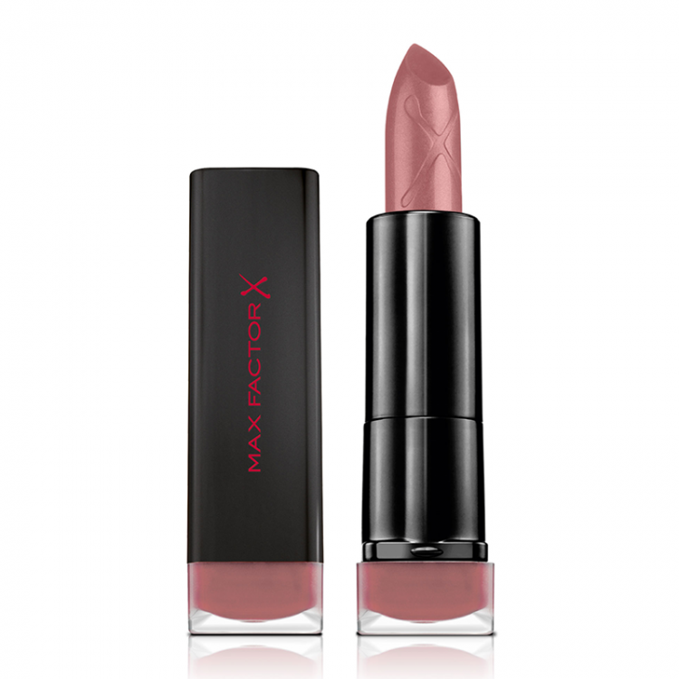 <p>Kadifemsi ve mat dudakların seven güzel oyuncu <strong>Color Elixir Velvet Matte Lipstick</strong> kullanıyor. </p>
