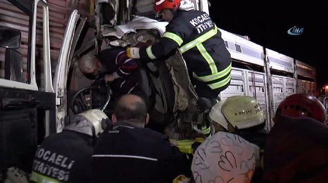 <p>Kısa sürede olay yerine gelen itfaiye ekipleri, yaralı sürücüyü sıkıştığı sürücü kabinden kurtarmak için uzun süre çaba gösterdi.</p>

<p> </p>
