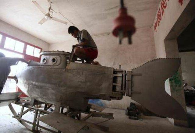 <div><strong>KENDİ DENİZALTISINI YAPTI!</strong></div>
<div> </div>
<div>Çin’in Hubei Bölgesi’ndeki bir dağın yamacında yaşayan Zhang Wuyi isimli adam, kendi atölyesinde mini bir denizaltı geliştirdi.</div>