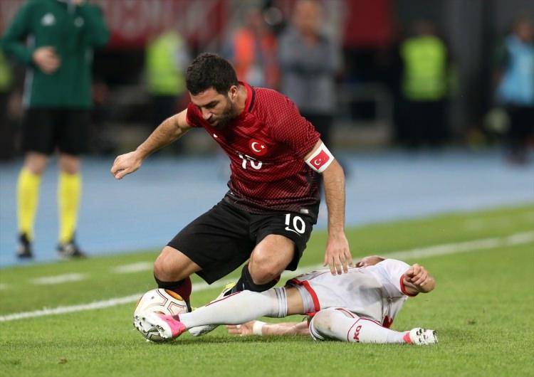 <p>Arda Turan artık bir zavallıdır. Hergün yeni bir sansasyon. Saldırdığı adama bakar mısınız ? Babası yaşında </p>
