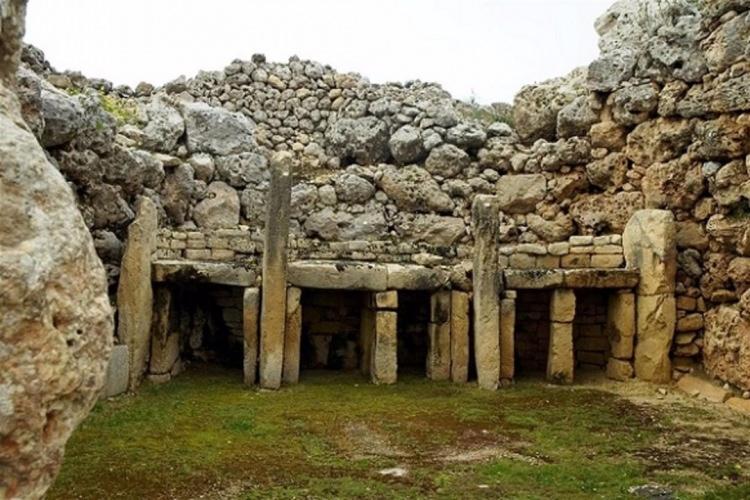 <p>Ggantija Tapınakları</p>
<p>Malta'da önemli kazı alanlarından biri olan Gozo adasındaki megalitik tapınak kompleksi. Milattan önce 3600 yılında Neolitik dönemde iki dev tapınaktan oluşmakta. Tapınakların çevresi 50 ton ağırlığında 5.5 metrelik taşlardan oluşturulmuş. İçerinde doğurganlık ile ilgili heykeller bulunmuş ve doğurganlık kutlamaları için inşa edilmiş olabileceği tahmin ediliyor. Bu dev taşlar ile inşa edilmiş tapınağı yine dev insanlar tarafından inşa edildiği düşünülüyor.</p>