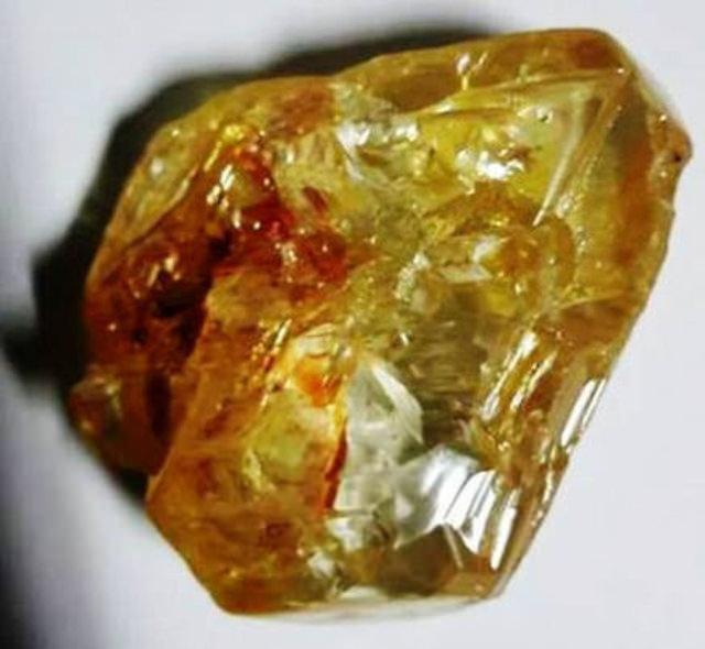 <p>Sierre Leone'de daha önce çıkarılan en büyük elmas, 1972'de bulunan 969 karatlık "Sierra Leone Yıldızı"ydı. Dünyanın en büyük elması 1905'te Güney Afrika'da keşfedilen 3 bin 106 karatlık Cullinan Elması'ydı.</p>

<p> </p>
