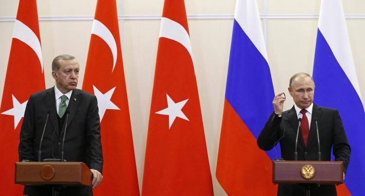 <p>Rus basınına g&ouml;re Putin, sadece &ouml;nemli g&ouml;r&uuml;şmelerinde 'siyah takım, beyaz g&ouml;mlek ve kırmızı kravat' stilini tercih ediyor.</p>
