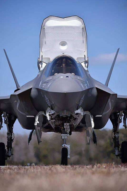 <p><strong>SPEKÜLATİF HABERLER GERÇEĞİ YANSITMIYOR!</strong><br />
Çeşitli haberlerde F-35'lerle ilgili arızalı ve F-16'ların gerisinde kaldığı söylentilerine de Savunma Bakanlığı'ndan açıklık getirildi.</p>
