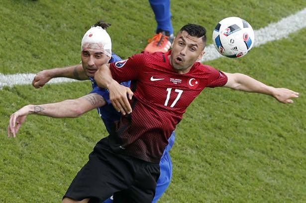<p>"BURAK YILMAZ NEREDESİN!" - SKY Sport'ta yapılan yorumlarda, Türkiye'nin ikili mücadelelerde başarılı bir takım olduğu, ancak oyun kurmada ve pozisyonları nihayete erdirmede yetersiz kaldığı belirtildi.</p>
