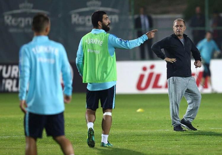 <p>Uçak havalandıktan bir süre sonra Terim, yerinden kalktı ve arka koltuklardaki Arda Turan ile Burak Yılmaz'ın yanına gitti.</p>