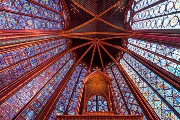 <p><strong>Sainte-Chapelle</strong><br />
Paris, Fransa</p>
