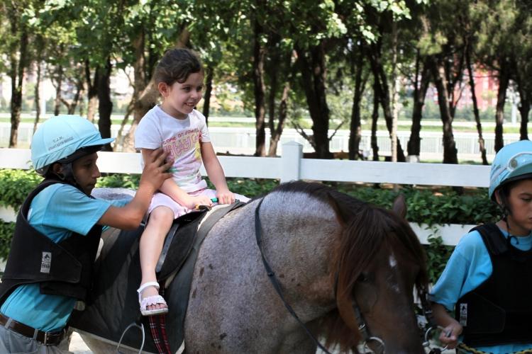 <p>Kendilerine olan güvenleri daha çabuk gelişiyor. Fiziksel engeli olan çocukların kasları ile ilgili önemli ilerlemeler var.”dedi.</p>
