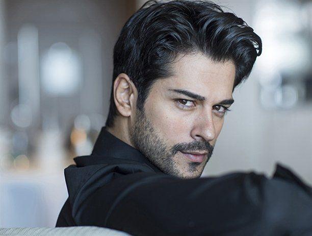<p><strong>Burak Özçivit</strong></p>
<p>Liseyi Kazım İşmen Lisesi'nde üniversiteyi ise Marmara Güzel Sanatlar Fakültesi Fotoğrafçılık Bölümü'nde tamamlamış.</p>