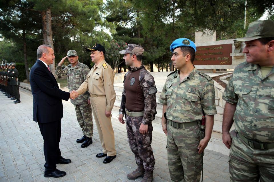 <p><strong>"MARDİN’İN EN MUTLU AİLESİ BİZİZ"</strong></p>
<p>Türkiye Geçici Köy Korucuları ve Şehit Aileleri Federasyonu Başkanı Orhan Kandemir, yemekte sohbet sırasında konunun çocuklarına geldiğini belirterek, 4 çocuğu olduğunu söylediğini belirtti. Kandemir, şunları söyledi:</p>