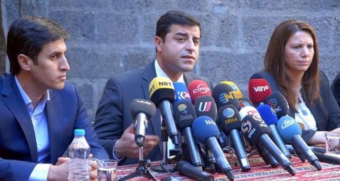 <p>Demirtaş, 29 Şubat 2016’da Diyarbakır Dicle Fırat Kültür Merkezi’nde halkı alenen eyleme çağıran şu ifadelere yer vermiştir: “.. Halkımıza şu çağrıyı yapıyoruz. Bugün Pazartesi, Çarşamba günü saat 16.00’da, öğleden sonrası 4’te, herkes bulunduğu yerden Sur’a doğru yürümelidir. ..bütün mahallelerde halkımız kendini hazırlamalı, örgütlenmeli. Diyarbakır’ın her yerinde insanlarımız Sur’a akacaktır, geri adım atılmayacaktır.”</p>
<p> </p>
