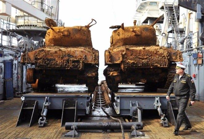 <p>1945 yılında Barents Denizi'nin açıklarında batan ‘Thomas Donaldson' nakliye gemisinden karaya çıkarılan ABD yapımı Sherman tankı.</p>
<p> </p>
<p> </p>