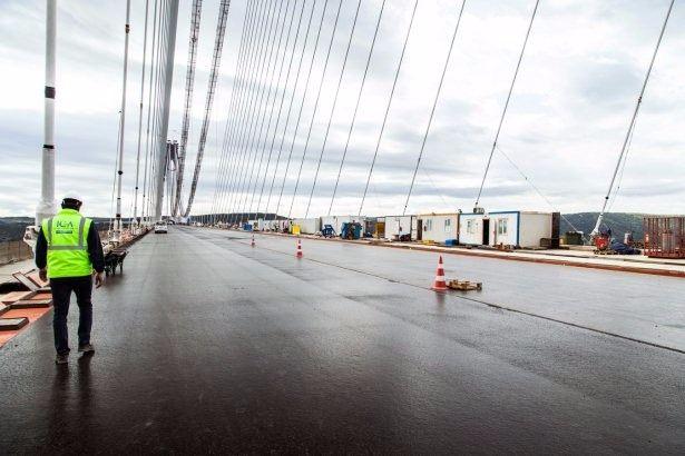 <p>59 metrelik genişliği ile bittiğinde dünyanın en geniş köprüsü unvanını alacak olan 3. Köprü 8 şerit karayolu 2 şerit demiryolu olarak toplam 10 şeritten oluşacak. Deniz üzerindeki uzunluğu 1408 metre toplam uzunluğu ise 2 bin 164 metre olan Yavuz Sultan Selim Köprüsü’nün toplam maliyeti ise 4,5 milyar lira. </p>