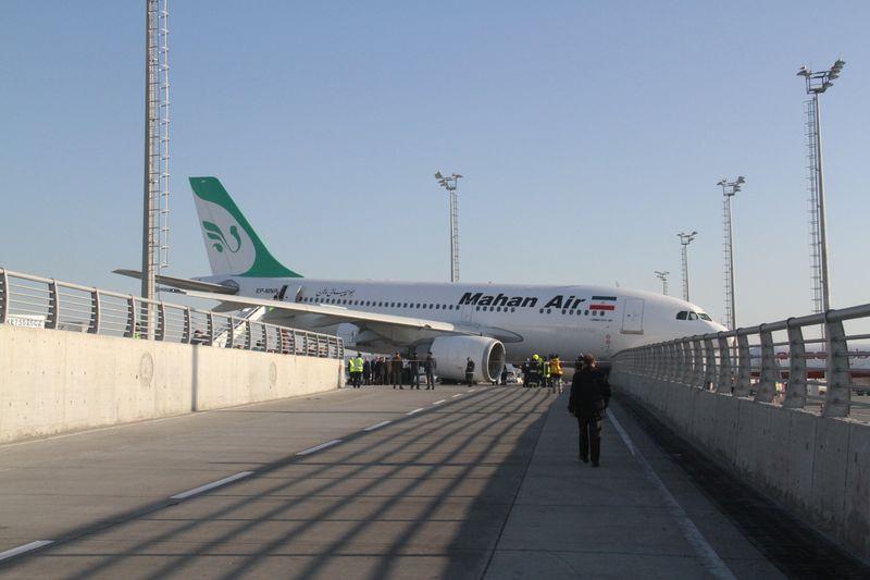 <div>Airbus A310 tipi yolcu uçağı inişini tamamladıktan sonra Atatürk Havalimanı’nda yeni yapılan S6 park pozisyonuna yönlendirildi. Ancak duracağı yeri geçen uçak, yaklaşık 30 metre ilerideki korkuluklara çarparak durdu. </div>
