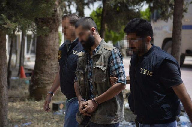 <p>Abdulkadir Paşa Mahallesi'nde güvenlik güçlerine teslim olan 25 terörist, sağlık kontrolü ve diğer işlemlerinin ardından Mardin Emniyet Müdürlüğüne götürüldü.</p>
<p> </p>