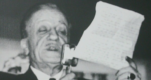 <p><strong>Osmanlı Arması</strong><br />
Necip Fazıl Kısakürek in 1954’lü yıllarda çıkardığı Büyük Doğu mecmuasının bir sayısının kapağında, Osmanlı arması işlemeli sanat eseri bir kumaş resmini yayınlayınca, “padişahlık propagandası yapmak” gibi saçma bir gerekçe ile derginin o sayısının toplatılmış ve kendisi de suçlanarak mahkemeye sevkedilmişti.<br />
Necip Fazıl’ın mahkemede kendisini suçlayan savcıya gayet ibretli bir şekilde:<br />
“İçinde adalet işlerine bakılan bu binanın tepesinde aynı Osmanlı arması var Siz de mi padişahlık propagandası yapıyorsunuz?” diye cevap vermişti.</p>