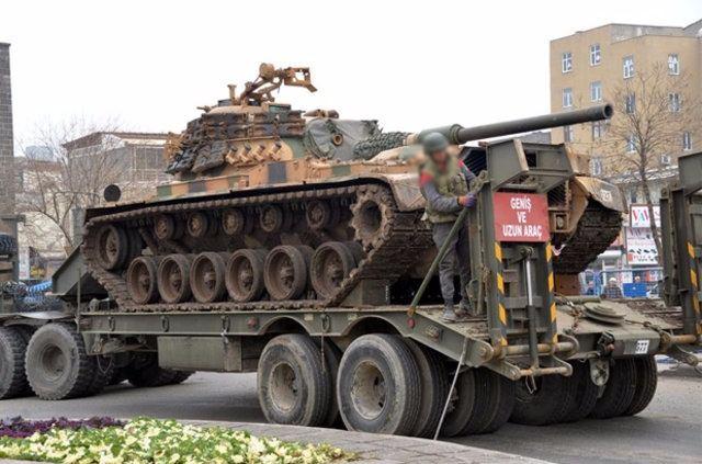 <p>Diyarbakır'ın merkez Sur İlçesi'nde 2 Aralık günü 6 mahallede hendeklerin kapatılması, barikatların kaldırılması ve PKK'lıların etkisiz hale getirilmesi için konulan sokağa çıkma yasağı sürüyor.</p>

<p> </p>
