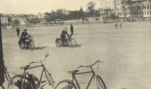 <p>Taksim Meydanı İstanbul'un en önemli merkezlerinden biri olan Taksim Meydanı da muazzam değişiklik yaşamış bölgelerden biri. Taksim, meydan olmadan önce dar sokaklar ve eski sıra evlerden oluşan bir semt konumundaydı. Ancak bu bölgenin tahliye edilip yıkılması ve etrafının açılması ile taksim meydanın temelleri atılmış oldu. Galata – Beyoğlu bölgesine su dağıtılan (taksim edilen) Taksim Maksemi de meydana adını verdi.</p>

<p> </p>
