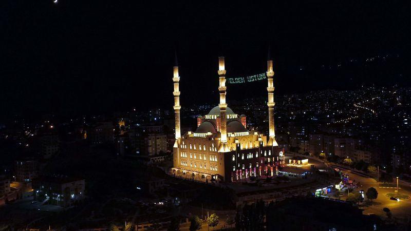 <p>Burada bir yandan kütüphane bir yandan taziye evleri faaliyet gösteriyor. Şehrimizin en görkemli yerinde gözüken camimizde son olarak Büyükşehir Belediyemizin yaptığı led aydınlatma da güzel görsellik katıyor."</p>