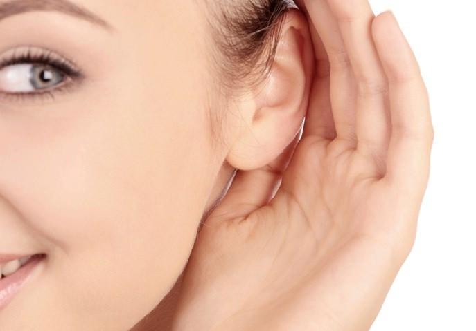 <p>Kir kulak kanalını tıkadığı zaman sesin kulak zarına ulaşması zorlaşır. Bu durumda kulak tıkanıklığı, işitme azlığı, kaşıntı daha nadiren de kulak ağrısına neden olabilir. </p>
