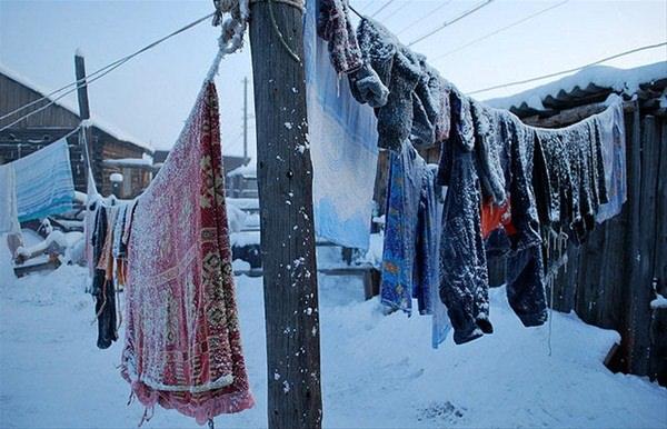<p>Rusya topraklarında, Kuzey Kutup Dairesi'nin 350 kilometre güneyindeki Oymyakon Köyü'nde 1926 yılında ölçülen -71.2 derece, Kuzey Yarınmküre'de ölçülen en düşük sıcaklık olma özelliğini taşıyor.</p>
