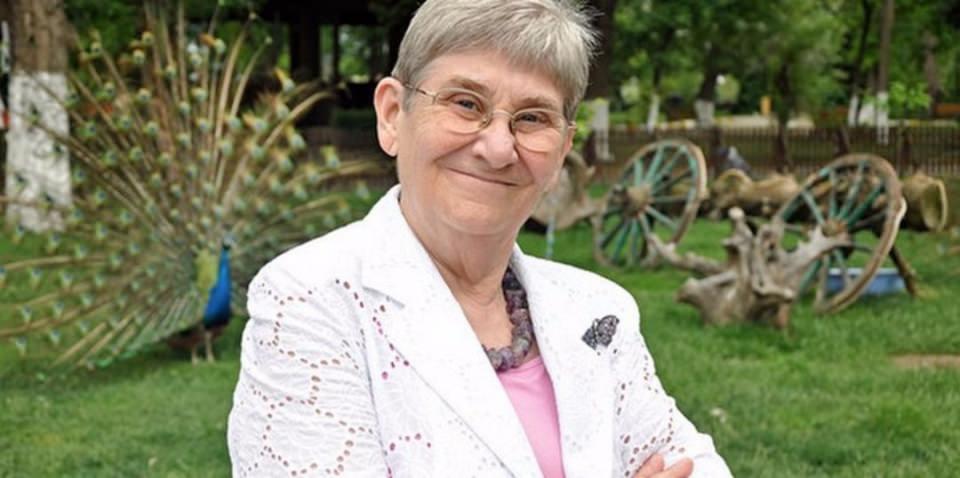 <p><strong>Canan Karatay</strong></p>

<p>2016 kazancı: 334 bin TL<br />
Baskı adedi: 126 bin<br />
Cirosu: 2.225.000 TL</p>
