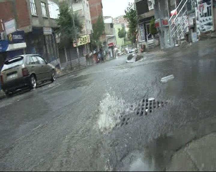 <p>Bu arada, Bayrampaşa metro istasyonunun girişi de yağış dolayısıyla su altında kaldı. Vatandaşlar metroyu bir süre kullanamadı.</p>