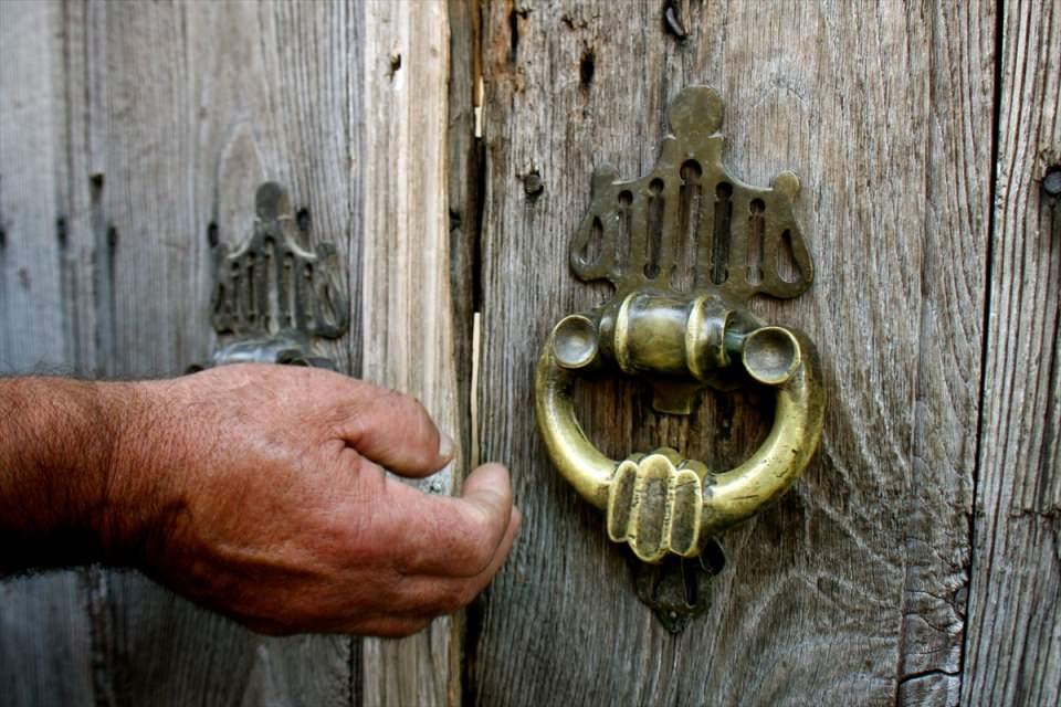 <p><strong><em>Cumalıkızık'ın geçim kaynağını turizm ve tarımın oluşturduğunu anlatan Yavuz, şunları belirtti:</em></strong></p>
<p>"Doğası ve bütünlüğü bozulmayan ender köylerdeniz. UNESCO Dünya Mirası Listesi'ne girdik. Evlerimizin tarihi dokusu bulunuyor. Kestane ağacı, taş, çamur ve kerpiç kullanılarak yapılıyor. </p>