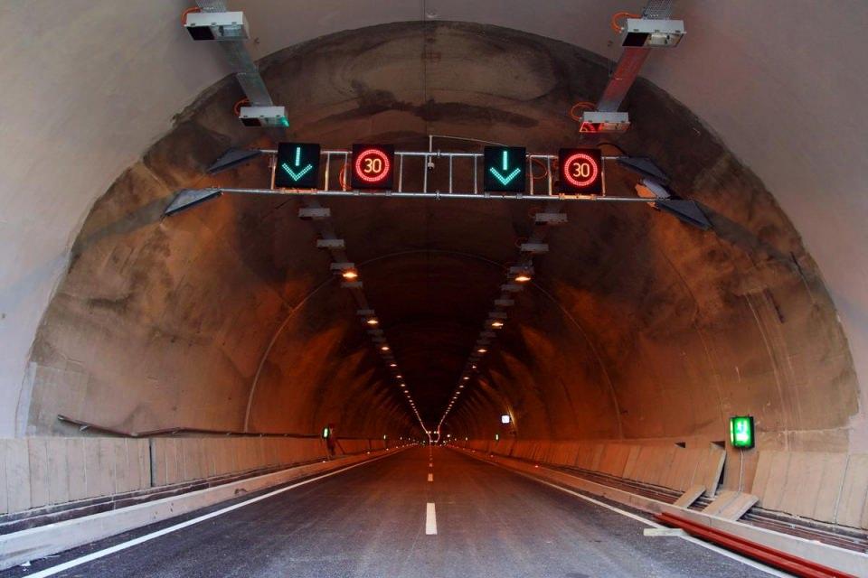 <p><strong> "Kısa bir süre içerisinde tünelden geçişler başlayacaktır"</strong></p>

<p>Mevcut yola göre güzergahı 1,2 kilometre kısaltan tünelin kış şartlarının ağır olduğu geçitteki trafik yoğunluğunu da azaltacağını vurgulayan Özdemir, güzergahı kullanan sürücülerin kışın da konforlu ve güvenli bir şekilde seyahat etme imkanına kavuşacaklarını söyledi.</p>
