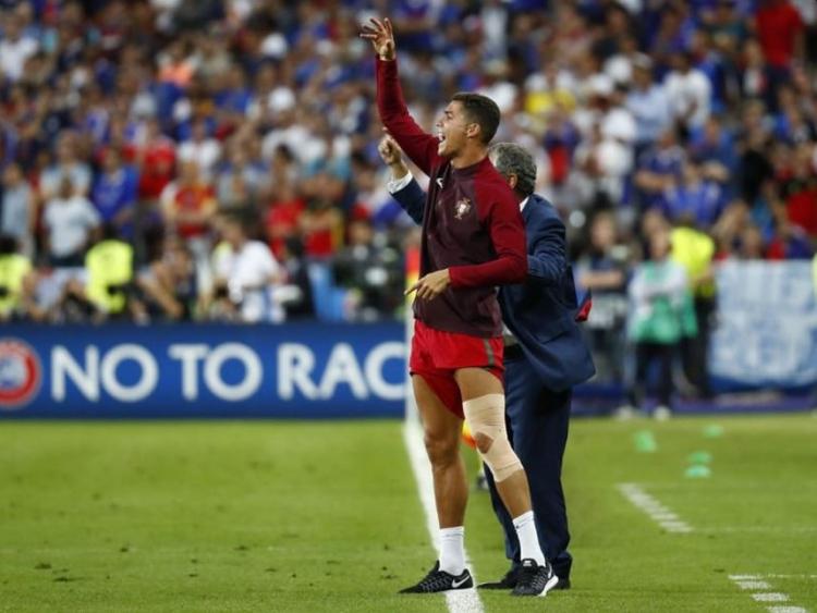 <p>Otoritelerden birçoğu, Ronaldo'nun bu davranışlarının Fernando Santos'un otoritesini sarstığı görüşünde...</p>
