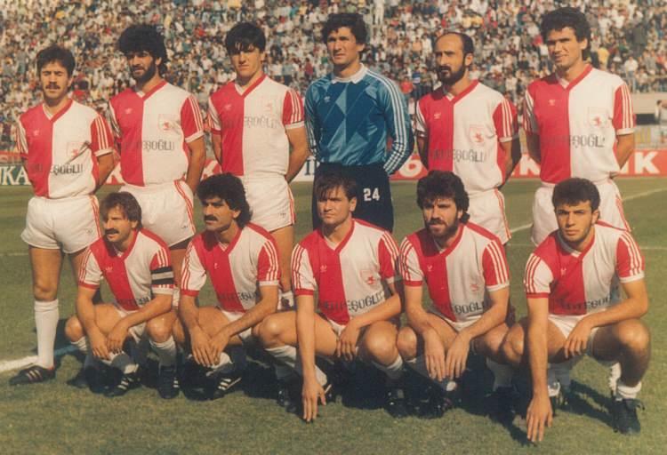 <p>SAMSUNSPOR 1987-1988</p>

<p>Soldan sağa</p>

<p><strong>Ayaktakiler:</strong> Ercüment Coşkundere, Burhanettin Beadini, Kasım Çıkla, Fatih Uraz, Zafer Çabalar, Gjorgji Jovanovski.</p>

<p><strong>Oturanlar:</strong> Halil İbrahim Eren, Erol Dinler, Yücel Çolak, Emin Kar, Mustafa Sinecek.</p>
