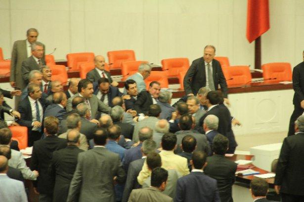 <p>Kavgada bazı vekillerin aldıkları darbeler nedeniyle v&uuml;cutlarının bazı yerlerinin kanadığı g&ouml;r&uuml;ld&uuml;.</p>
