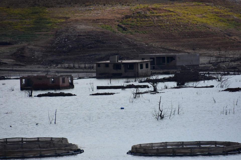 <p>Bakacak Barajı'nın yapımı için 1990 yılında boşaltılarak Gökçeada'ya taşınan Eşelek köyünün terk edilmiş evleri ve kurum binalarından bazıları, yağış miktarının az olması nedeniyle barajda su seviyesi azalınca yıllar sonra gün yüzüne çıktı.</p>

<p> </p>
