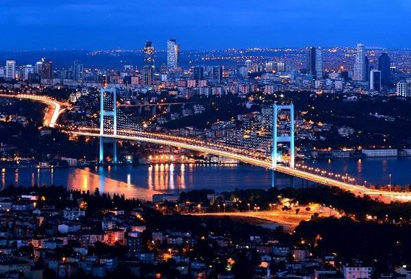 <p><strong>İstanbul Boğazı</strong><br />
Belki de İstanbul Boğazı olmasaydı, İstanbul da İstanbul olamazdı. Masmavi denizine, martılarına, vapurlarına ve kıyı boyunca uzanan tarihi yerlerine bakınca; uğruna şiirler, şarkılar, destanlar yazılmasına şaşıramıyor insan.</p>

<p> </p>
