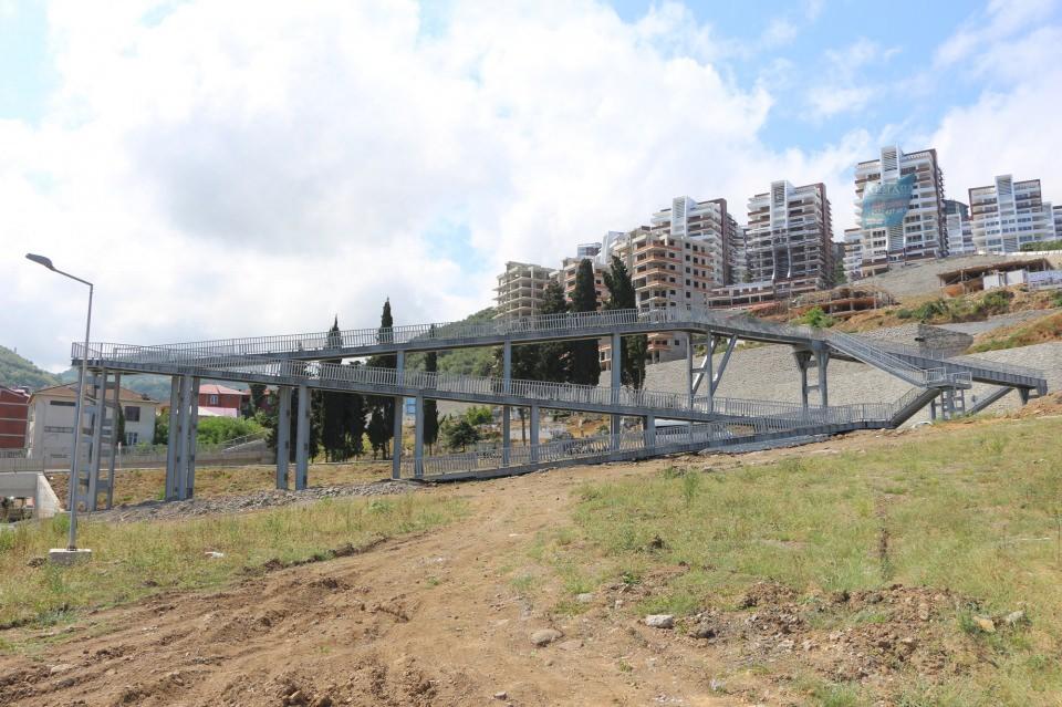 <p>Trabzon’un Akçaabat ilçesinde Karadeniz usulü üst geçitlere bir yenisi daha eklendi. </p>

