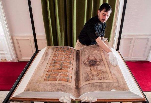 <p>Ortaçağın en büyük kitabı olduğu düşünülen ve paha biçilemeyen el yazması 'Codex Gigas',</p>

<p> </p>
