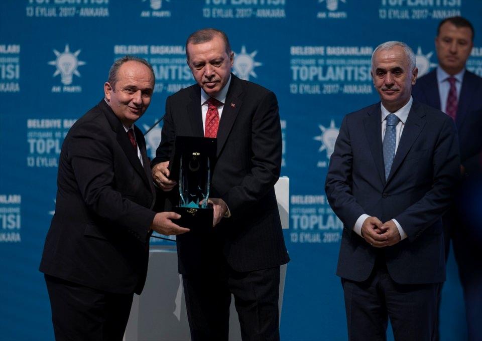 <p>Artvin'in Yusufeli İlçe Başkanı Eyüp Aytekin ödül aldı.</p>